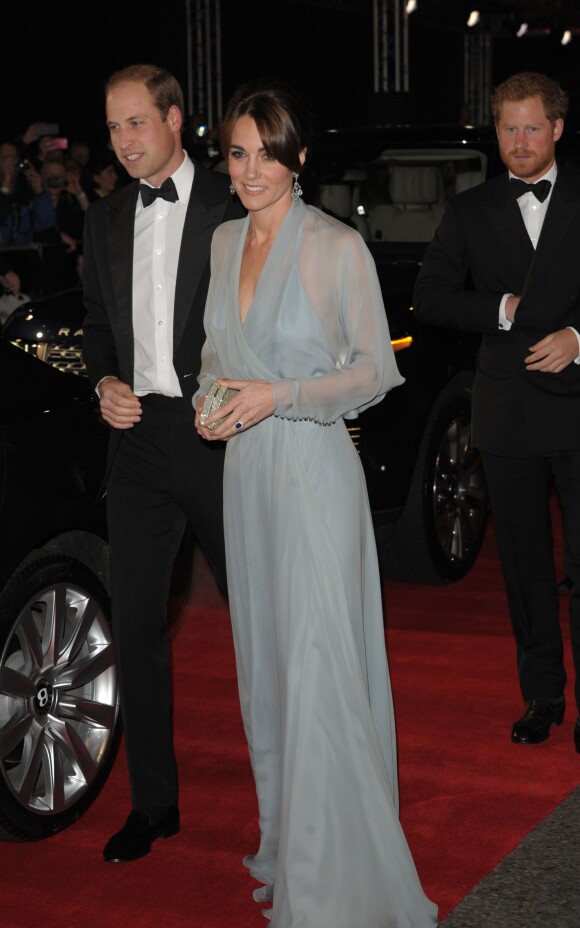 Kate Middleton, duchesse de Cambridge, somptueuse dans une robe Jenny Packham bleu pâle jouant la transparence, assistait le 26 octobre 2015 au Royal Albert Hall à Londres avec le prince William et le prince Harry à l'avant-première de Spectre, le nouveau James Bond, en présence de l'équipe du film, notamment Daniel Craig, Léa Seydoux et Monica Bellucci.