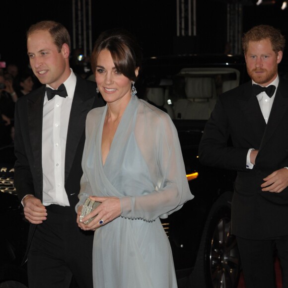 Kate Middleton, duchesse de Cambridge, somptueuse dans une robe Jenny Packham bleu pâle jouant la transparence, assistait le 26 octobre 2015 au Royal Albert Hall à Londres avec le prince William et le prince Harry à l'avant-première de Spectre, le nouveau James Bond, en présence de l'équipe du film, notamment Daniel Craig, Léa Seydoux et Monica Bellucci.