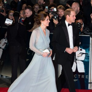 Kate Middleton, duchesse de Cambridge, somptueuse dans une robe Jenny Packham bleu pâle jouant la transparence, assistait le 26 octobre 2015 avec le prince William et le prince Harry à l'avant-première de Spectre, le nouveau James Bond, en présence de l'équipe du film, notamment Daniel Craig, Léa Seydoux et Monica Bellucci.