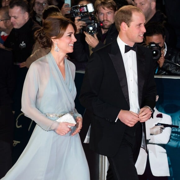 Kate Middleton, duchesse de Cambridge, somptueuse dans une robe Jenny Packham bleu pâle jouant la transparence, assistait le 26 octobre 2015 avec le prince William et le prince Harry à l'avant-première de Spectre, le nouveau James Bond, en présence de l'équipe du film, notamment Daniel Craig, Léa Seydoux et Monica Bellucci.