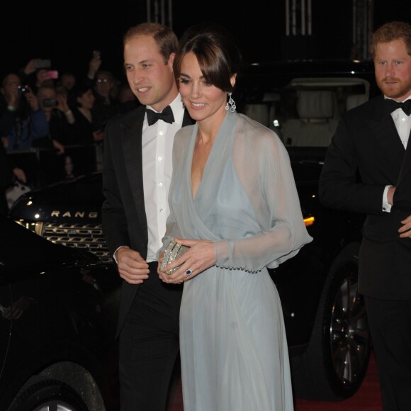 Kate Middleton, duchesse de Cambridge, somptueuse dans une robe Jenny Packham bleu pâle jouant la transparence, assistait le 26 octobre 2015 avec le prince William et le prince Harry à l'avant-première de Spectre, le nouveau James Bond, en présence de l'équipe du film, notamment Daniel Craig, Léa Seydoux et Monica Bellucci.