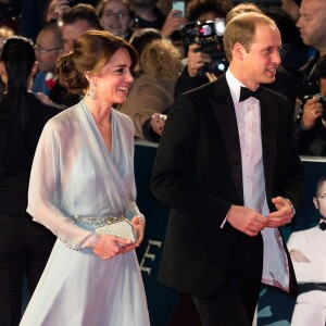 Kate Middleton, duchesse de Cambridge, somptueuse dans une robe Jenny Packham bleu pâle jouant la transparence, assistait le 26 octobre 2015 avec le prince William et le prince Harry à l'avant-première de Spectre, le nouveau James Bond, en présence de l'équipe du film, notamment Daniel Craig, Léa Seydoux et Monica Bellucci.