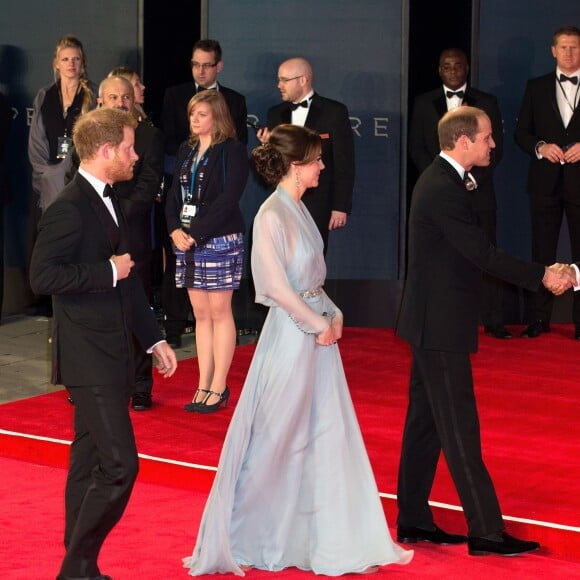 Kate Middleton, duchesse de Cambridge, somptueuse dans une robe Jenny Packham bleu pâle jouant la transparence, assistait le 26 octobre 2015 avec le prince William et le prince Harry à l'avant-première de Spectre, le nouveau James Bond, en présence de l'équipe du film, notamment Daniel Craig, Léa Seydoux et Monica Bellucci.