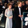  Kate Middleton, somptueuse dans une robe Jenny Packham bleu pâle jouant la transparence, assistait le 26 octobre 2015 avec le prince William et le prince Harry à l'avant-première de Spectre, le nouveau James Bond, en présence de l'équipe du film, notamment Daniel Craig, Léa Seydoux et Monica Bellucci. 