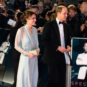 Kate Middleton, somptueuse dans une robe Jenny Packham bleu pâle jouant la transparence, assistait le 26 octobre 2015 avec le prince William et le prince Harry à l'avant-première de Spectre, le nouveau James Bond, en présence de l'équipe du film, notamment Daniel Craig, Léa Seydoux et Monica Bellucci.