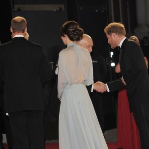 Kate Middleton, somptueuse dans une robe Jenny Packham bleu pâle jouant la transparence, assistait le 26 octobre 2015 avec le prince William et le prince Harry à l'avant-première de Spectre, le nouveau James Bond, en présence de l'équipe du film, notamment Daniel Craig, Léa Seydoux et Monica Bellucci.