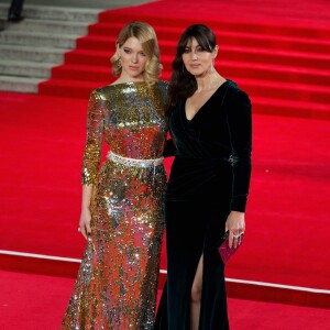 Léa Seydoux et Monica Bellucci à l'avant-première mondiale de James Bond Spectre au Royal Albert Hall à Londres le 26 octobre 2015.