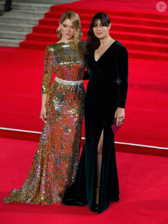 Léa Seydoux et Monica Bellucci à l'avant-première mondiale de James Bond Spectre au Royal Albert Hall à Londres le 26 octobre 2015.
