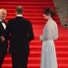 Kate Middleton, duchesse de Cambridge, somptueuse dans une robe Jenny Packham bleu pâle jouant la transparence, assistait le 26 octobre 2015 avec le prince William et le prince Harry à l'avant-première de Spectre, le nouveau James Bond, en présence de l'équipe du film, notamment Daniel Craig, Léa Seydoux et Monica Bellucci.