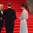  Kate Middleton, duchesse de Cambridge, somptueuse dans une robe Jenny Packham bleu pâle jouant la transparence, assistait le 26 octobre 2015 avec le prince William et le prince Harry à l'avant-première de Spectre, le nouveau James Bond, en présence de l'équipe du film, notamment Daniel Craig, Léa Seydoux et Monica Bellucci. 