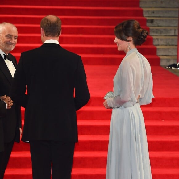 Kate Middleton, duchesse de Cambridge, somptueuse dans une robe Jenny Packham bleu pâle jouant la transparence, assistait le 26 octobre 2015 avec le prince William et le prince Harry à l'avant-première de Spectre, le nouveau James Bond, en présence de l'équipe du film, notamment Daniel Craig, Léa Seydoux et Monica Bellucci.