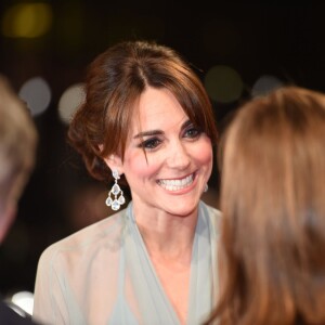 Kate Middleton, somptueuse dans une robe Jenny Packham bleu pâle jouant la transparence, assistait le 26 octobre 2015 avec le prince William et le prince Harry à l'avant-première de Spectre, le nouveau James Bond, en présence de l'équipe du film, notamment Daniel Craig, Léa Seydoux et Monica Bellucci.