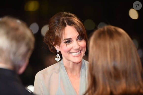 Kate Middleton, somptueuse dans une robe Jenny Packham bleu pâle jouant la transparence, assistait le 26 octobre 2015 avec le prince William et le prince Harry à l'avant-première de Spectre, le nouveau James Bond, en présence de l'équipe du film, notamment Daniel Craig, Léa Seydoux et Monica Bellucci.