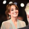 Kate Middleton, duchesse de Cambridge, somptueuse dans une robe Jenny Packham bleu pâle jouant la transparence, assistait le 26 octobre 2015 avec le prince William et le prince Harry à l'avant-première de Spectre, le nouveau James Bond, en présence de l'équipe du film, notamment Daniel Craig, Léa Seydoux et Monica Bellucci. 