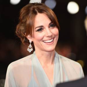 Kate Middleton, somptueuse dans une robe Jenny Packham bleu pâle jouant la transparence, assistait le 26 octobre 2015 avec le prince William et le prince Harry à l'avant-première au Royal Albert Hall à Londres de Spectre, le nouveau James Bond, en présence de l'équipe du film, notamment Daniel Craig, Léa Seydoux et Monica Bellucci.