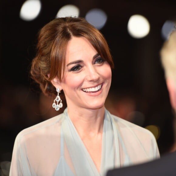 Kate Middleton, somptueuse dans une robe Jenny Packham bleu pâle jouant la transparence, assistait le 26 octobre 2015 avec le prince William et le prince Harry à l'avant-première au Royal Albert Hall à Londres de Spectre, le nouveau James Bond, en présence de l'équipe du film, notamment Daniel Craig, Léa Seydoux et Monica Bellucci.