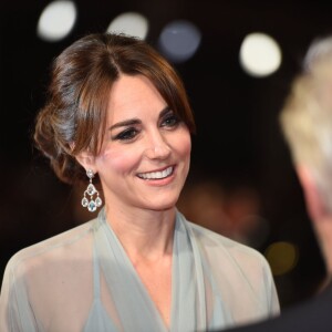 Kate Middleton, somptueuse dans une robe Jenny Packham bleu pâle jouant la transparence, assistait le 26 octobre 2015 avec le prince William et le prince Harry à l'avant-première de Spectre, le nouveau James Bond, en présence de l'équipe du film, notamment Daniel Craig, Léa Seydoux et Monica Bellucci.