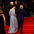  Kate Middleton, somptueuse dans une robe Jenny Packham bleu pâle jouant la transparence, assistait le 26 octobre 2015 avec le prince William et le prince Harry à l'avant-première de Spectre, le nouveau James Bond, en présence de l'équipe du film, notamment Daniel Craig, Léa Seydoux et Monica Bellucci. 