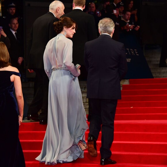 Kate Middleton, somptueuse dans une robe Jenny Packham bleu pâle jouant la transparence, assistait le 26 octobre 2015 avec le prince William et le prince Harry à l'avant-première de Spectre, le nouveau James Bond, en présence de l'équipe du film, notamment Daniel Craig, Léa Seydoux et Monica Bellucci.