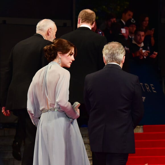 Kate Middleton, somptueuse dans une robe Jenny Packham bleu pâle jouant la transparence, assistait le 26 octobre 2015 avec le prince William et le prince Harry à l'avant-première de Spectre, le nouveau James Bond, en présence de l'équipe du film, notamment Daniel Craig, Léa Seydoux et Monica Bellucci.