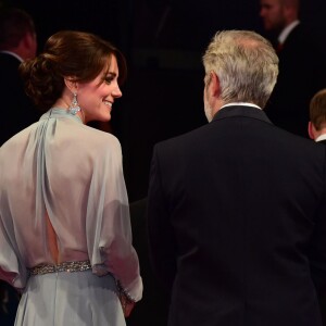 Kate Middleton, somptueuse dans une robe Jenny Packham bleu pâle jouant la transparence, assistait le 26 octobre 2015 avec le prince William et le prince Harry à l'avant-première de Spectre, le nouveau James Bond, en présence de l'équipe du film, notamment Daniel Craig, Léa Seydoux et Monica Bellucci.