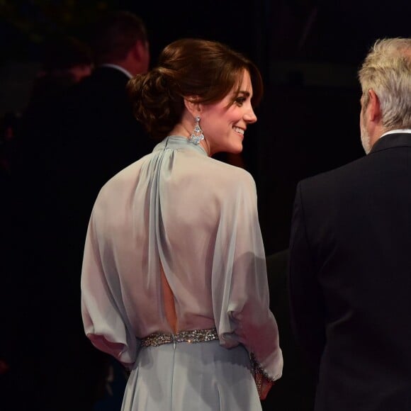 Kate Middleton, somptueuse dans une robe Jenny Packham bleu pâle jouant la transparence, assistait le 26 octobre 2015 avec le prince William et le prince Harry à l'avant-première de Spectre, le nouveau James Bond, en présence de l'équipe du film, notamment Daniel Craig, Léa Seydoux et Monica Bellucci.