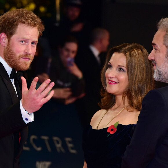 Le prince Harry, Barbara Broccoli et Sam Mendes à l'avant-première mondiale de James Bond Spectre au Royal Albert Hall à Londres le 26 octobre 2015.