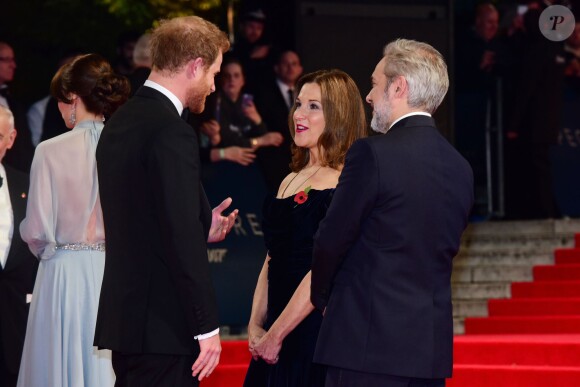 Le prince Harry, Barbara Broccoli et Sam Mendes à l'avant-première mondiale de James Bond Spectre au Royal Albert Hall à Londres le 26 octobre 2015.