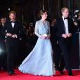  Kate Middleton, somptueuse dans une robe Jenny Packham bleu pâle jouant la transparence, assistait le 26 octobre 2015 au Royal Albert Hall à Londres avec le prince William et le prince Harry à l'avant-première de Spectre, le nouveau James Bond, en présence de l'équipe du film, notamment Daniel Craig, Léa Seydoux et Monica Bellucci. 