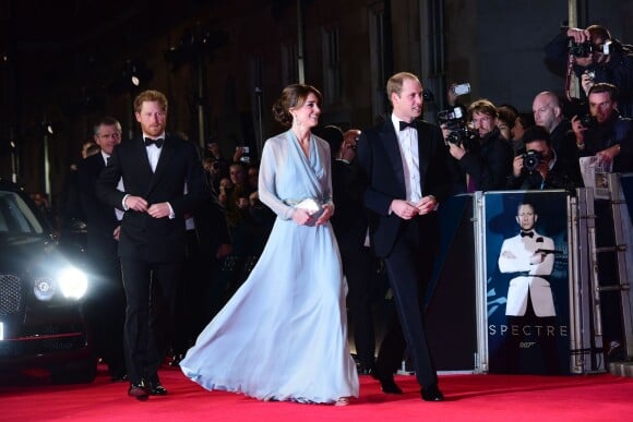 Kate Middleton, somptueuse dans une robe Jenny Packham bleu pâle jouant la transparence, assistait le 26 octobre 2015 au Royal Albert Hall à Londres avec le prince William et le prince Harry à l'avant-première de Spectre, le nouveau James Bond, en présence de l'équipe du film, notamment Daniel Craig, Léa Seydoux et Monica Bellucci.
