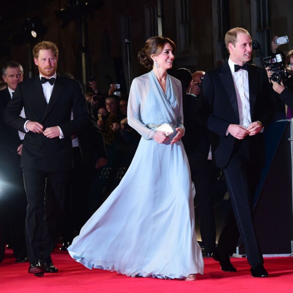 Kate Middleton, somptueuse dans une robe Jenny Packham bleu pâle jouant la transparence, assistait le 26 octobre 2015 au Royal Albert Hall à Londres avec le prince William et le prince Harry à l'avant-première de Spectre, le nouveau James Bond, en présence de l'équipe du film, notamment Daniel Craig, Léa Seydoux et Monica Bellucci.