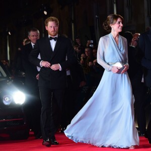 Kate Middleton, somptueuse dans une robe Jenny Packham bleu pâle jouant la transparence, assistait le 26 octobre 2015 avec le prince William et le prince Harry à l'avant-première de Spectre, le nouveau James Bond, en présence de l'équipe du film, notamment Daniel Craig, Léa Seydoux et Monica Bellucci.