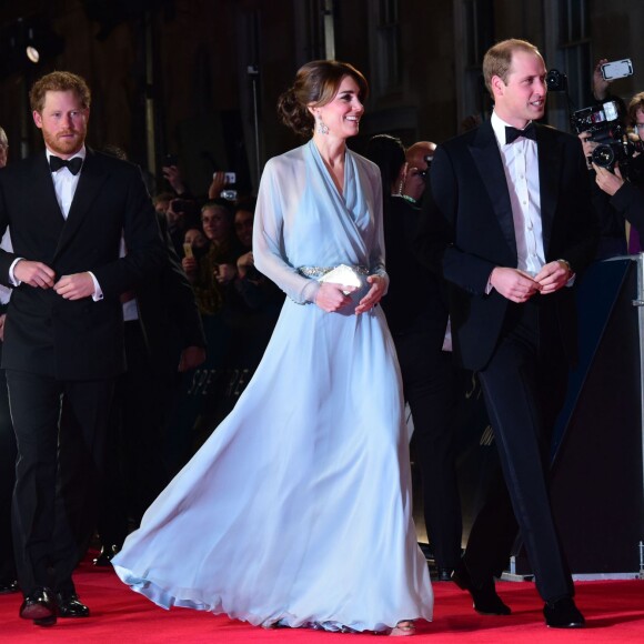 Kate Middleton, somptueuse dans une robe Jenny Packham bleu pâle jouant la transparence, assistait le 26 octobre 2015 avec le prince William et le prince Harry à l'avant-première de Spectre, le nouveau James Bond, en présence de l'équipe du film, notamment Daniel Craig, Léa Seydoux et Monica Bellucci.