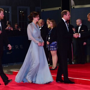 Kate Middleton, somptueuse dans une robe Jenny Packham bleu pâle jouant la transparence, assistait le 26 octobre 2015 avec le prince William et le prince Harry à l'avant-première de Spectre, le nouveau James Bond, en présence de l'équipe du film, notamment Daniel Craig, Léa Seydoux et Monica Bellucci.