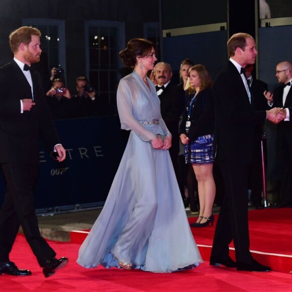 Kate Middleton, somptueuse dans une robe Jenny Packham bleu pâle jouant la transparence, assistait le 26 octobre 2015 avec le prince William et le prince Harry à l'avant-première de Spectre, le nouveau James Bond, en présence de l'équipe du film, notamment Daniel Craig, Léa Seydoux et Monica Bellucci.