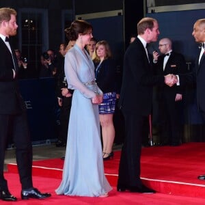 Kate Middleton, somptueuse dans une robe Jenny Packham bleu pâle jouant la transparence, assistait le 26 octobre 2015 avec le prince William et le prince Harry à l'avant-première de Spectre, le nouveau James Bond, en présence de l'équipe du film, notamment Daniel Craig, Léa Seydoux et Monica Bellucci.