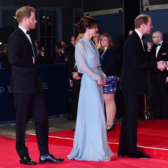 Kate Middleton, somptueuse dans une robe Jenny Packham bleu pâle jouant la transparence, assistait le 26 octobre 2015 avec le prince William et le prince Harry à l'avant-première de Spectre, le nouveau James Bond, en présence de l'équipe du film, notamment Daniel Craig, Léa Seydoux et Monica Bellucci.