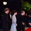 Kate Middleton, somptueuse dans une robe Jenny Packham bleu pâle jouant la transparence, assistait le 26 octobre 2015 avec le prince William et le prince Harry à l'avant-première de Spectre, le nouveau James Bond, en présence de l'équipe du film, notamment Daniel Craig, Léa Seydoux et Monica Bellucci.