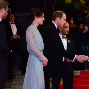 Kate Middleton, somptueuse dans une robe Jenny Packham bleu pâle jouant la transparence, assistait le 26 octobre 2015 avec le prince William et le prince Harry à l'avant-première de Spectre, le nouveau James Bond, en présence de l'équipe du film, notamment Daniel Craig, Léa Seydoux et Monica Bellucci.