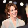 Kate Middleton, somptueuse dans une robe Jenny Packham bleu pâle jouant la transparence, assistait le 26 octobre 2015 avec le prince William et le prince Harry à l'avant-première au Royal Albert Hall à Londres de Spectre, le nouveau James Bond, en présence de l'équipe du film, notamment Daniel Craig, Léa Seydoux et Monica Bellucci.