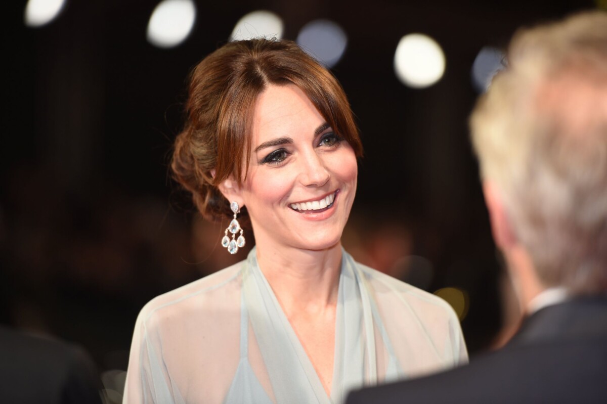 Vidéo Kate Middleton Somptueuse Dans Une Robe Jenny Packham Bleu Pâle Jouant La Transparence