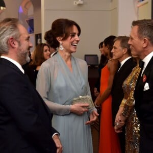 Kate Middleton a pu saluer Daniel Craig et ses partenaires. La duchesse Catherine de Cambridge, habillée d'une robe Jenny Packham, le prince William et le prince Harry assistaient le 26 octobre 2015 à l'avant-première de Spectre, le nouveau James Bond, en présence de l'équipe du film, notamment Daniel Craig, Léa Seydoux et Monica Bellucci.