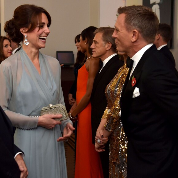 Kate Middleton a pu saluer Daniel Craig et ses partenaires. La duchesse Catherine de Cambridge, habillée d'une robe Jenny Packham, le prince William et le prince Harry assistaient le 26 octobre 2015 à l'avant-première de Spectre, le nouveau James Bond, en présence de l'équipe du film, notamment Daniel Craig, Léa Seydoux et Monica Bellucci.