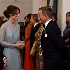 Kate Middleton a pu saluer Daniel Craig et ses partenaires. La duchesse Catherine de Cambridge, habillée d'une robe Jenny Packham, le prince William et le prince Harry assistaient le 26 octobre 2015 au Royal Albert Hall à Londres à l'avant-première de Spectre, le nouveau James Bond, en présence de l'équipe du film, notamment Daniel Craig, Léa Seydoux et Monica Bellucci.