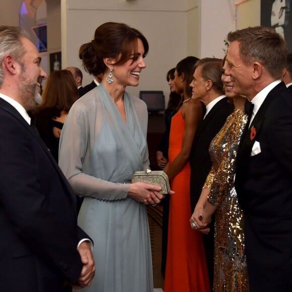 Kate Middleton a pu saluer Daniel Craig et ses partenaires. La duchesse Catherine de Cambridge, habillée d'une robe Jenny Packham, le prince William et le prince Harry assistaient le 26 octobre 2015 au Royal Albert Hall à Londres à l'avant-première de Spectre, le nouveau James Bond, en présence de l'équipe du film, notamment Daniel Craig, Léa Seydoux et Monica Bellucci.