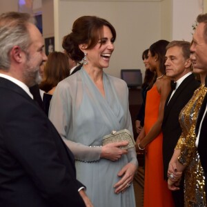 Kate Middleton a pu saluer Daniel Craig et ses partenaires. La duchesse Catherine de Cambridge, habillée d'une robe Jenny Packham, le prince William et le prince Harry assistaient le 26 octobre 2015 à l'avant-première de Spectre, le nouveau James Bond, en présence de l'équipe du film, notamment Daniel Craig, Léa Seydoux et Monica Bellucci.