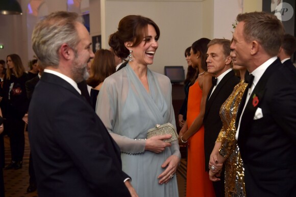 Kate Middleton a pu saluer Daniel Craig et ses partenaires. La duchesse Catherine de Cambridge, habillée d'une robe Jenny Packham, le prince William et le prince Harry assistaient le 26 octobre 2015 à l'avant-première de Spectre, le nouveau James Bond, en présence de l'équipe du film, notamment Daniel Craig, Léa Seydoux et Monica Bellucci.