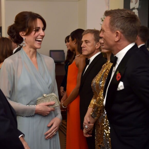 Kate Middleton a pu saluer Daniel Craig et ses partenaires. La duchesse Catherine de Cambridge, habillée d'une robe Jenny Packham, le prince William et le prince Harry assistaient le 26 octobre 2015 à l'avant-première de Spectre, le nouveau James Bond, en présence de l'équipe du film, notamment Daniel Craig, Léa Seydoux et Monica Bellucci.