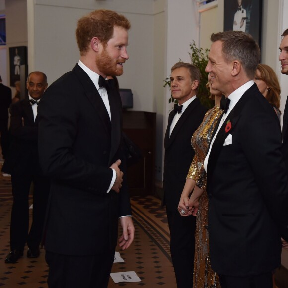 Le prince Harry à l'aise devant Daniel Craig, sa femme Rachel Weisz et sa James Bond girl Léa Seydoux ! La duchesse Catherine de Cambridge, habillée d'une robe Jenny Packham, le prince William et le prince Harry assistaient le 26 octobre 2015 à l'avant-première de Spectre, le nouveau James Bond, en présence de l'équipe du film, notamment Daniel Craig, Léa Seydoux et Monica Bellucci.