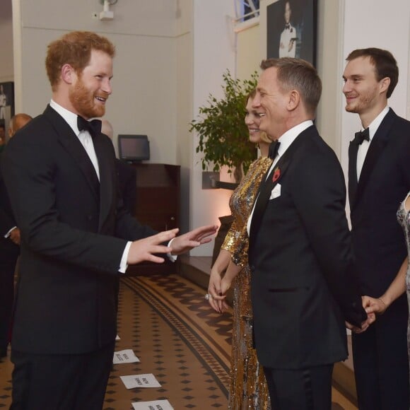 Le prince Harry à l'aise devant Daniel Craig, sa femme Rachel Weisz et sa James Bond girl Léa Seydoux ! La duchesse Catherine de Cambridge, habillée d'une robe Jenny Packham, le prince William et le prince Harry assistaient le 26 octobre 2015 à l'avant-première de Spectre, le nouveau James Bond, en présence de l'équipe du film, notamment Daniel Craig, Léa Seydoux et Monica Bellucci.